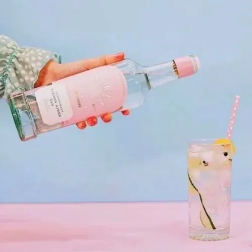 COMBO MERLE GIN 750ML + COPA LOGO ROSA + COPA LOGO CELESTE